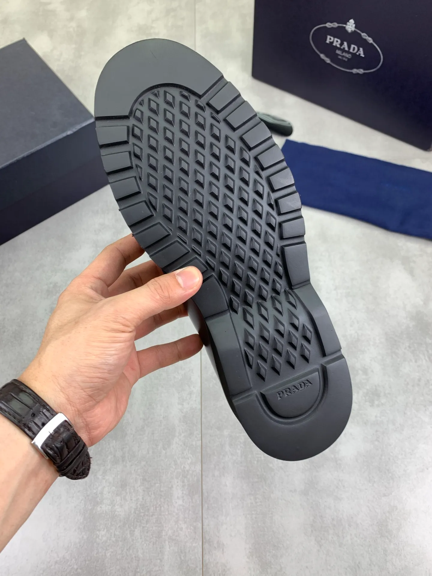 Factory price P880💰Original quality, top version🔱 ＰＲＡＤＡPrada. Men’s business casual leather shoes, top quality products. 1:1 shipment⬆️Luxurious and noble👞All imported original color-brushed edge beads, just to create a more comfortable wearing experience. Upper: Original comfortable open-edge bead rubbed color calfskin➕Top imported water-dyed full cow lining, original high-end lightweight and comfortable TPU foam combination bottom✔️Code number: 39-44 (38 45) 46 47 can be customized)